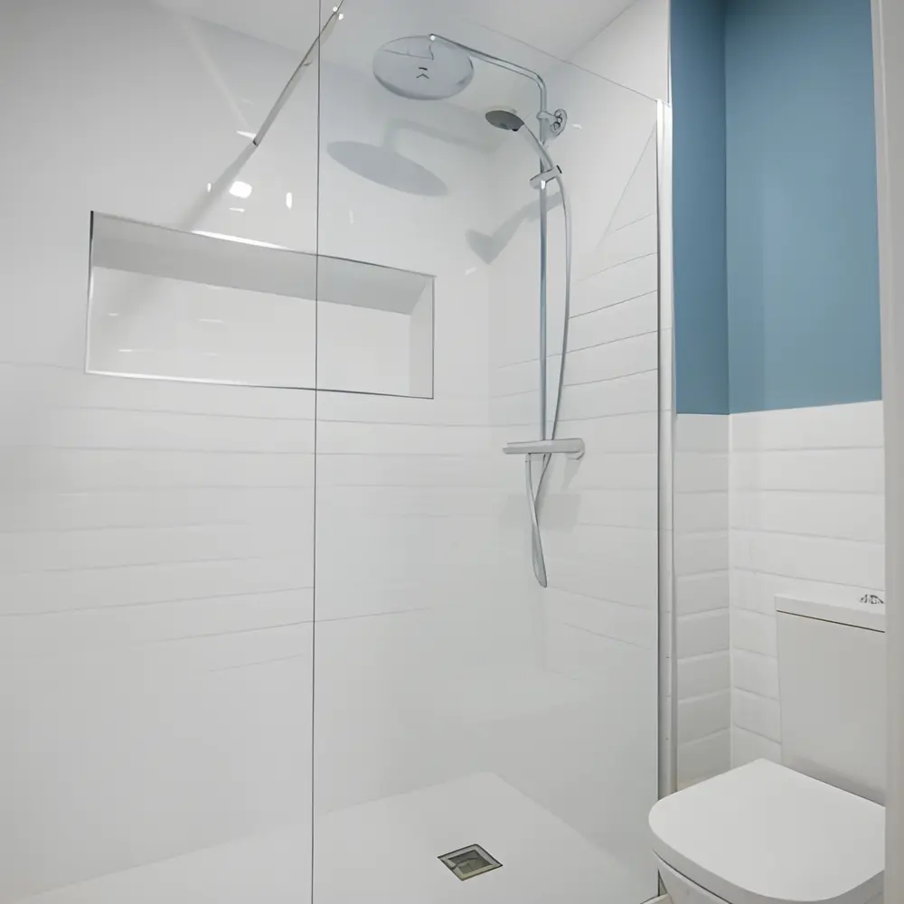 Alicatado de azulejos en un baño de Huesca