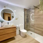 Baño reformado en Huesca con mampara y grifería nueva